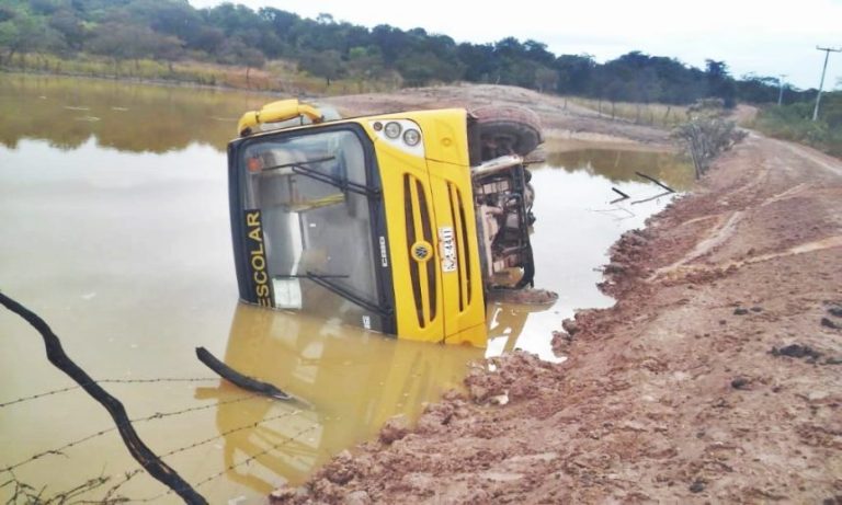 Ônibus escolar com alunos cai dentro de açude no Piauí
